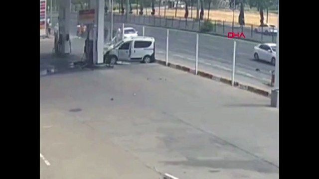 Faciadan son anda dönüldü! Otomobil benzin istasyonuna daldı