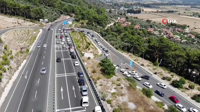 La population de la ville calme a dépassé les 100 000, la file de voitures sur des kilomètres à l'entrée d'Akyaka