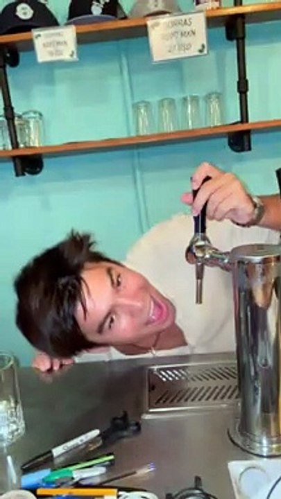 Boucle d'oreille pendante prise dans la grille de la barre