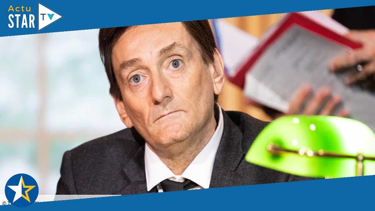 Pierre Palmade en liberté mais très entouré : ces deux gardes du corps qui le suivent partout