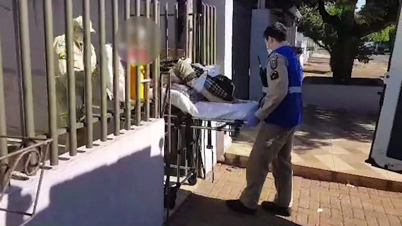 Idosa é socorrida após sofrer queda em residência na Rua Carlos de Carvalho