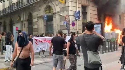Mort de Nahel : les manifestants mettent le feu à des containers et poubelles rue Montgrand à Marseille