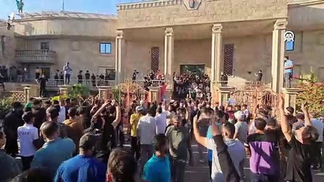 Kur'an-ı Kerim yakılmasına tepki gösteren bir grup İsveç Büyükelçiliği'ni bastı