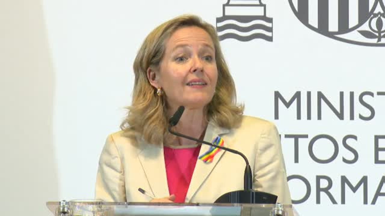 Calviño pide a Competencia que analice por qué los bancos no suben los depósitos