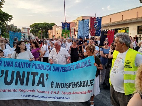 Strage di Viareggio, il corteo davanti alla stazione