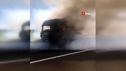 Ağrı'da seyir halindeki tır yandı