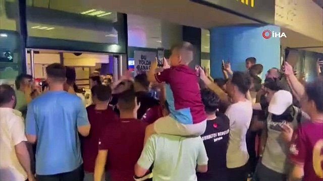 Accueil enthousiaste des nouvelles recrues de Trabzonspor, Orsic et Fernandez