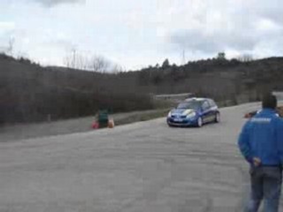 essaie avec la r3