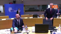 L'arrivo sorridente di Meloni nella sala della riunione del Consiglio Ue