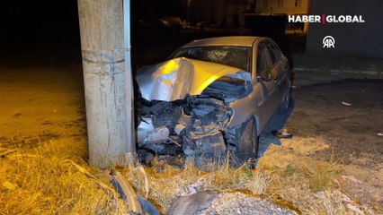 Elazığ'da otomobil yol kenarındaki direğe çarptı: 6 yaralı