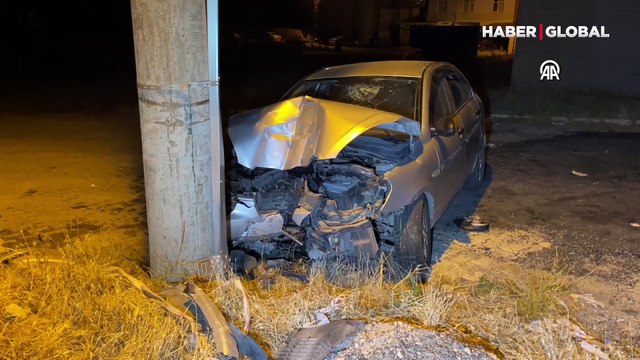 Elazığ'da otomobil yol kenarındaki direğe çarptı: 6 yaralı