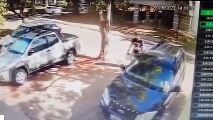 Câmera registra momento em que pedófilo carrega mala com menina de 12 anos sequestrada