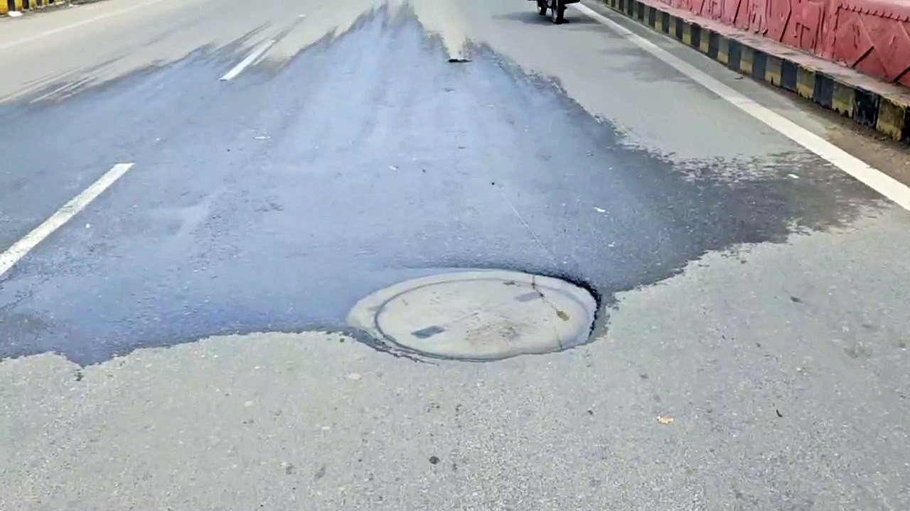 भीलवाड़ा में सीवरेज चैंबर सड़क पर फेंक रहे गंदा...