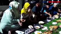 Ratusan Warga di Jambi Makan Daging Kurban di Sepanjang Jalan
