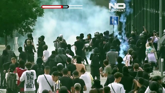 شاهد: غاز مسيل للدموع على مشاركين في مسيرة تكريم لفتى قُتل برصاص عنصر من الشرطة