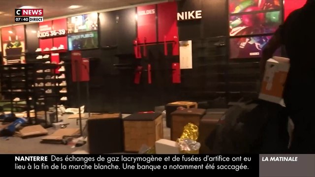 Scène surréaliste en direct sur Cnews quand un homme en train de piller un Foot Lockers se fait arrêter devant les caméras et semble surpris par son interpellation !