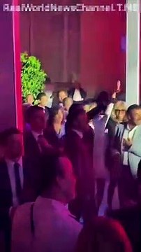 Fransa yanarken Cumhurbaşkanı Emmanuel Macron ve eşi konserde eğlendi