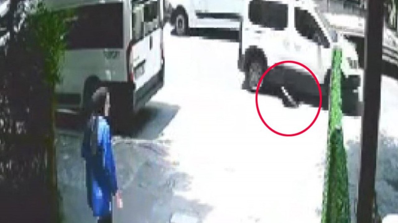 Yerinden çıkan rögar kapağı arabayı pert etti