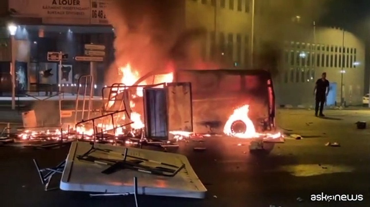Terza notte di violenti scontri in Francia per la morte di Nahel