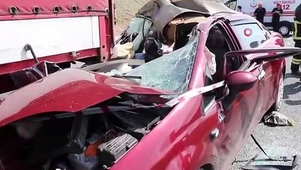 La voiture est passée sous le camion： 2 morts, 3 blessés