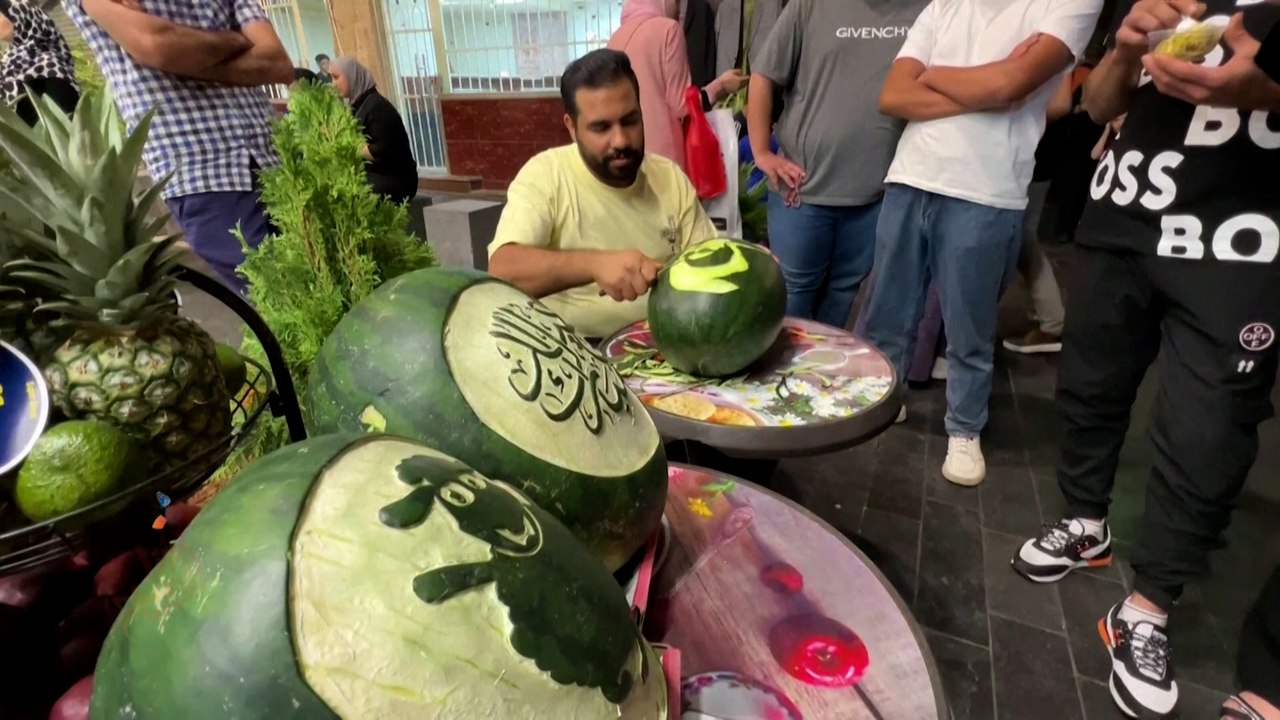 أردني يحول ثمار البطيخ إلى لوحات فنية باهرة