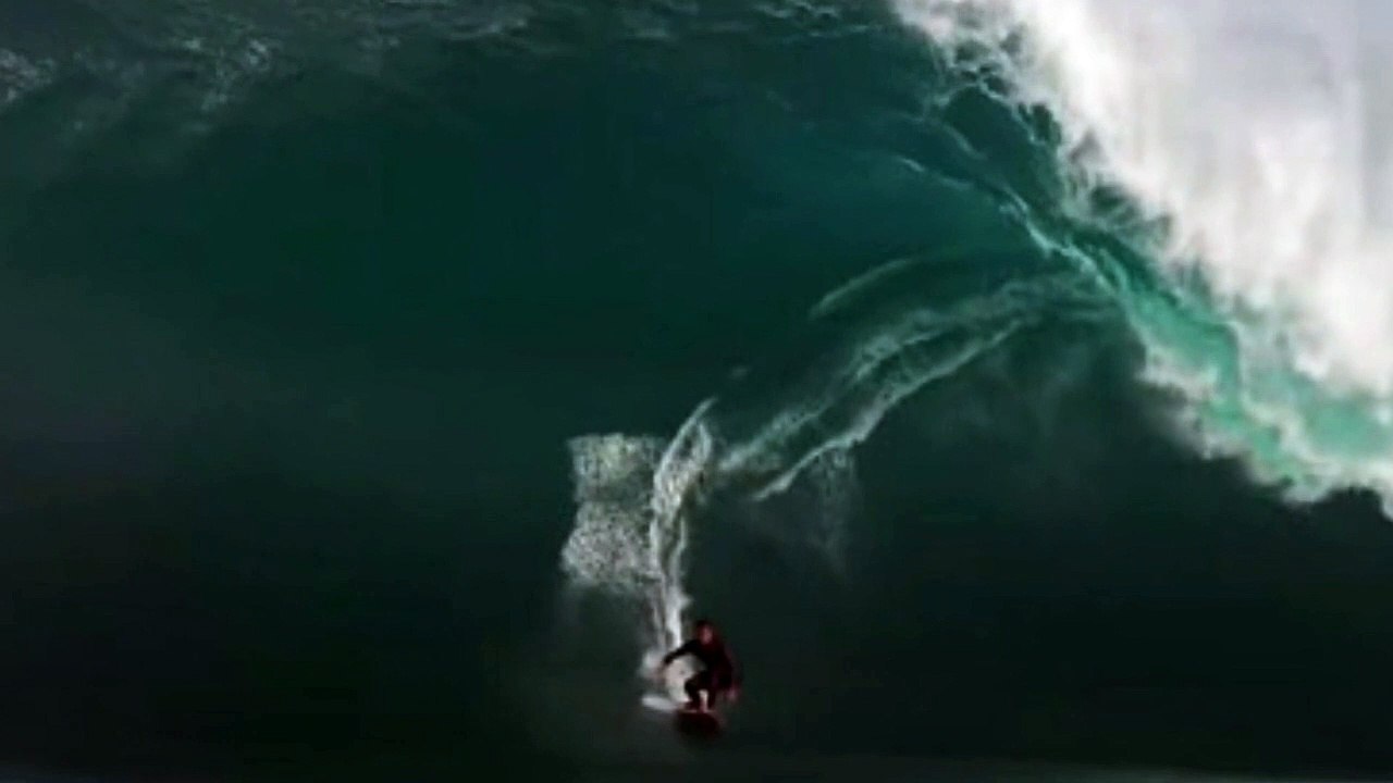 Surfer Risks Life Limb To Catch Heaviest Waves More Than a Kilometre
