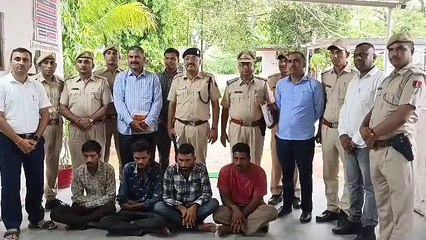 छत पर चिमनी व रस्सी, जहां से आरोपी मकान में घुसे थे