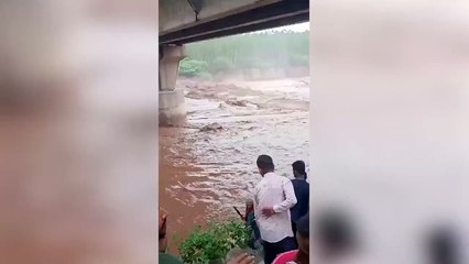 Thót tim xem giải cứu nữ tài xế mắc kẹt trong ô tô giữa dòng nước lũ