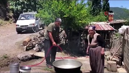 Les chaudières ont commencé à bouillir pendant le quart d'hiver du boulgour des villageois.