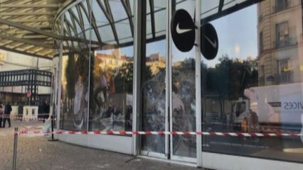Parigi, saccheggiato il negozio Nike durante la notte di scontri