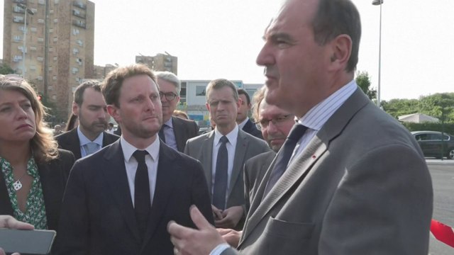 Jean Castex à Aubervilliers: Les bus qui ont brûlé derrière nous, ils servent tous les jours aux habitants des banlieues