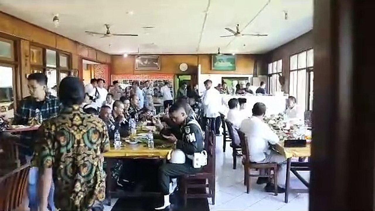 Menteri Pertahanan RI Prabowo Subianto Makan Bersama Polisi dan Awak Media di RM Nasi Timbel