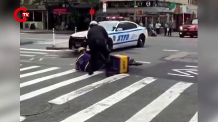 Biden'ın konvoyunun geçişi sırasında, polisin 'Dur' ihtarına uymayan Getir kuryesine müdahale