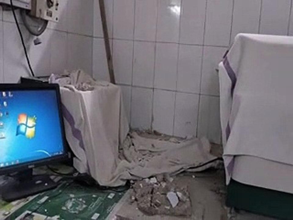 video: जिला अस्पताल के बायोकेमिस्ट्री विभाग की छत का गिरा प्लास्टर, एक कर्मचारी घायल
