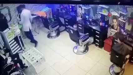 Il a cru que c'était un tremblement de terre quand il a eu le vertige, il a foiré le coiffeur