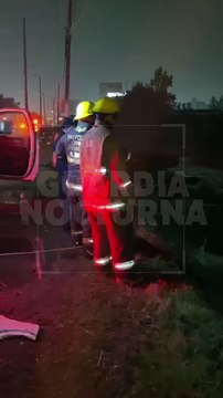 #Preliminar Una camioneta BMW terminó volcada al interior de un canal debido al piso mojado y al exceso de velocidad sobre carretera a Chapala, a la altura de San José del Quince #GuardiaNocturna
