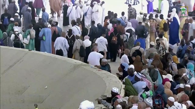 الحجاج يواصلون رمي الجمرات في ثاني أيام التشريق