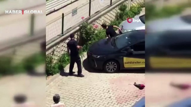 Evin bahçesine giren yılan paniğe neden oldu! Ekiplerin yakalama anı amatör kameraya yansıdı