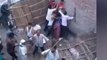 शाहजहांपुर: मामूली विवाद पर दो पक्षों में जमकर चले लाठी-डंडे, देखें लाइव वीडियो