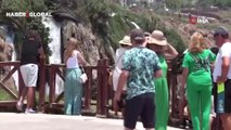 Antalya'nın dünyaca ünlü şelalesine ziyaretçi akını!  Yerli ve yabancı turistin ilgisini çekiyor