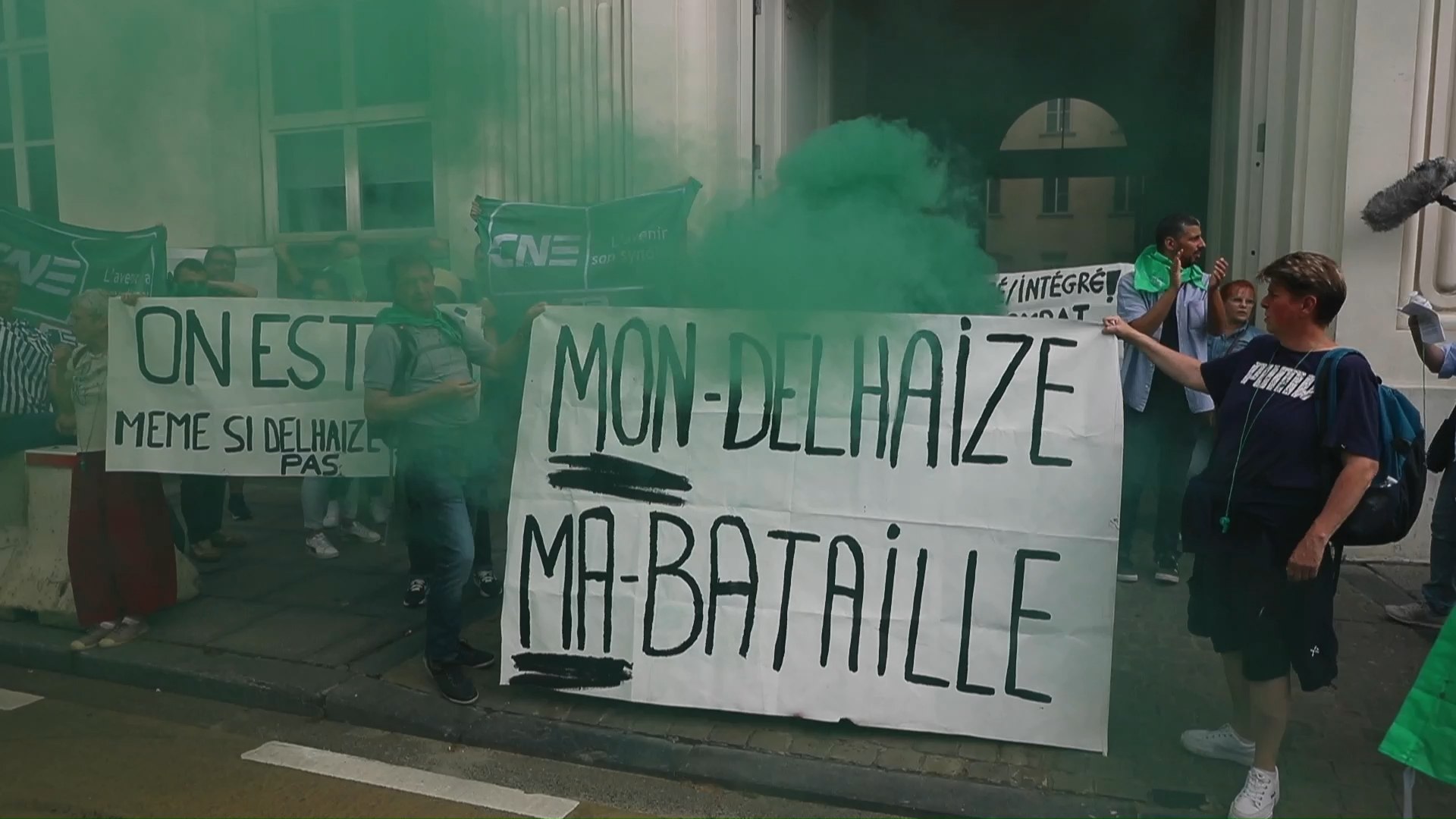 Manifestation syndicale du personnel de Delhaize devant le 16 rue de la Loi  - Vidéo Dailymotion