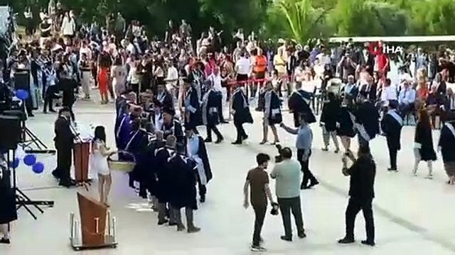 4 yıllık üniversiteyi 2,5 yılda bitirdi, 56 yaşında kep attı