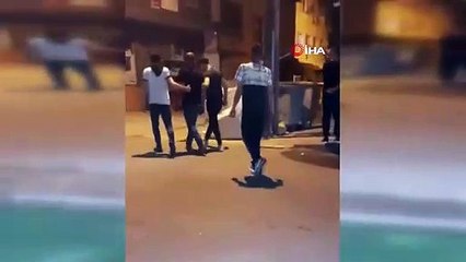 Déportation d'étrangers combattant avec des sabres de samouraï