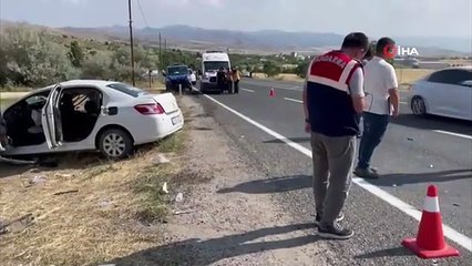 Elazığ'da otomobil ile cip kafa kafaya çarpıştı: 1 ölü, 5 yaralı