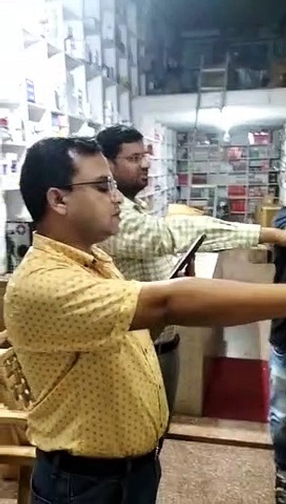 खबर का असर... दो दर्जन दुकानों व बूथों पर काटे चालान, लोगों को दिलाई शपथ