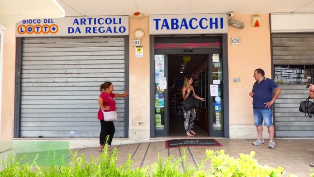 Roma, tabaccaio reagisce a una rapina e spara ma il colpo riesce
