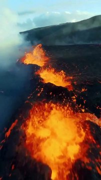 Un drone survole un volcan islandais actif