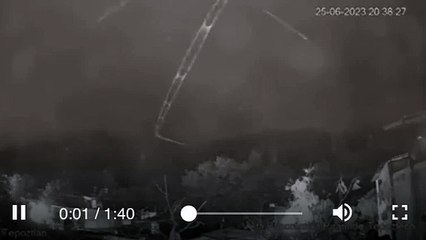 ¿Ovni? Captan extraña figura luminosa y veloz en el cielo