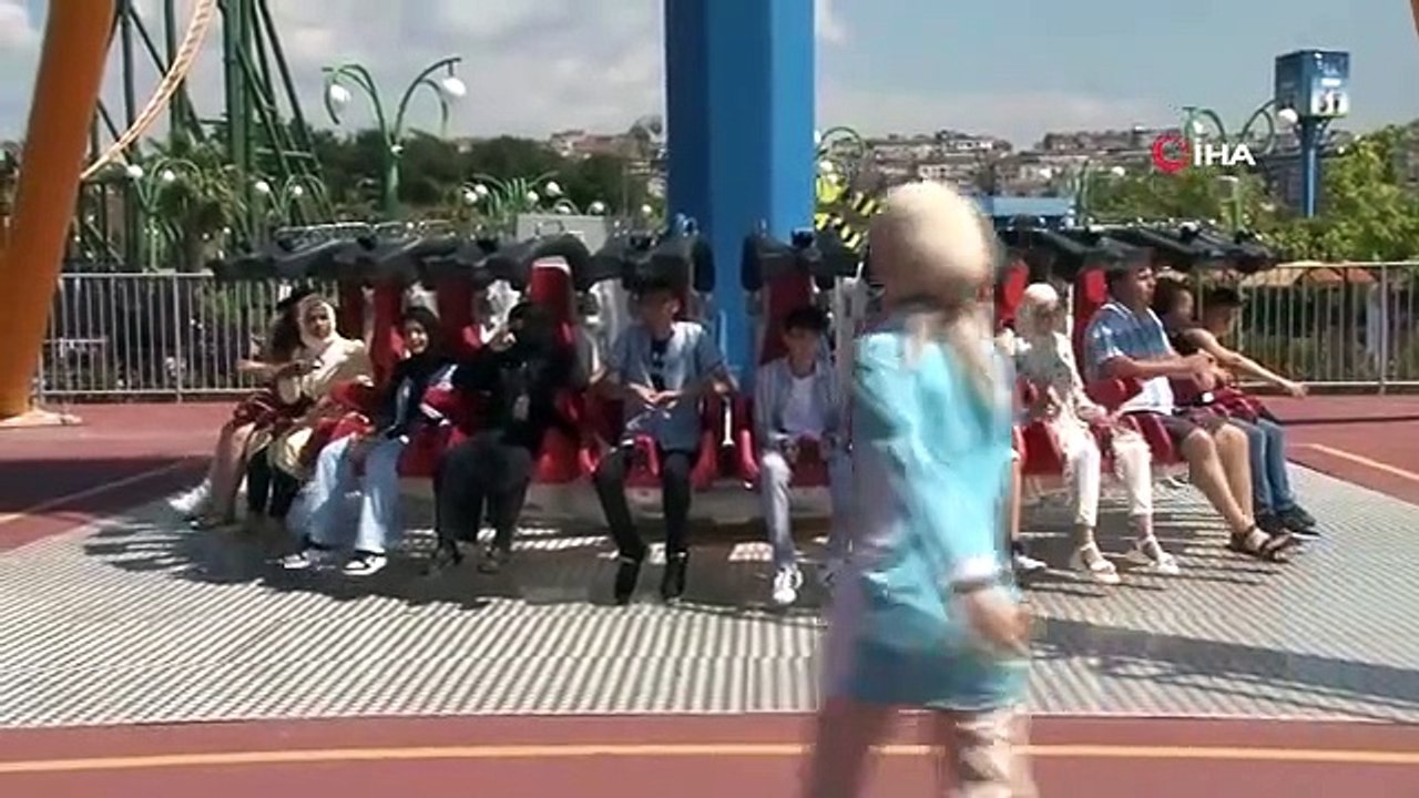 Les enfants récoltant leurs allocations de vacances ont pris leur souffle dans le parc d'attractions