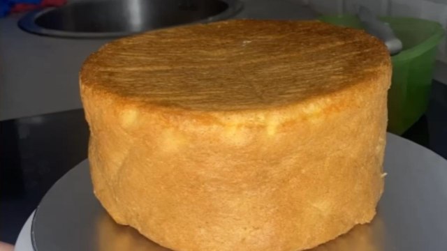 Dessert expert makes niece's birthday fin-tastic with an awe-inducing Mermaid cake